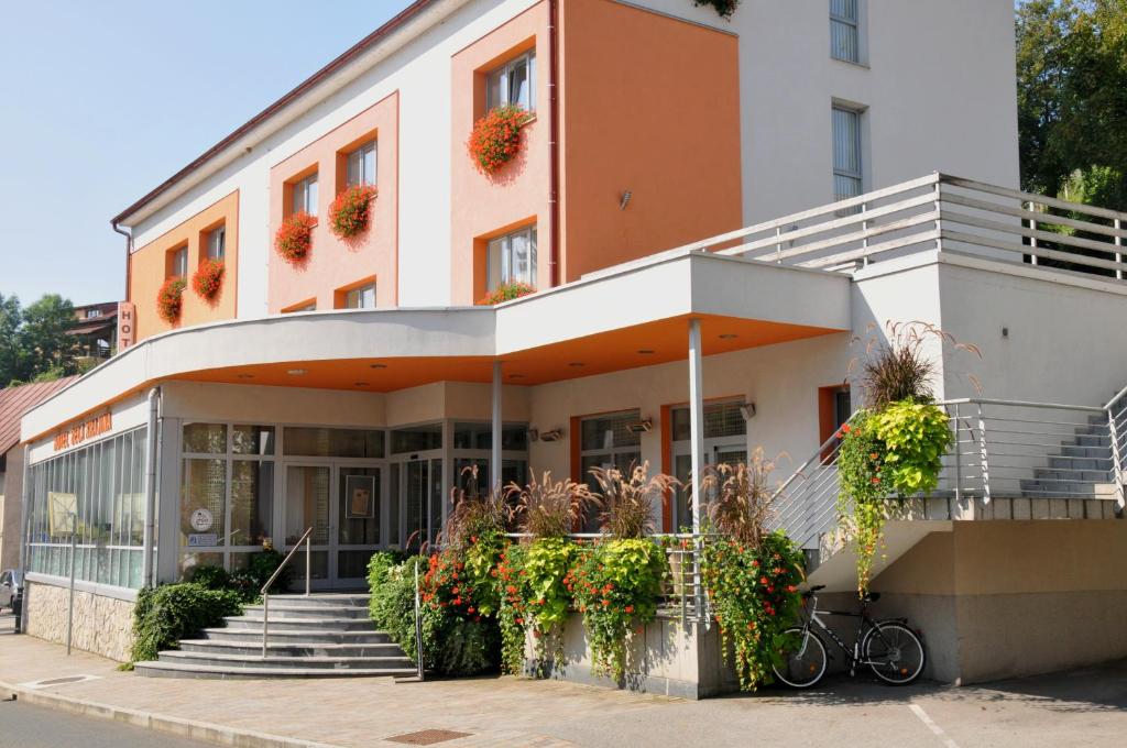 un edificio con una bicicleta estacionada frente a él en Hotel Bela Krajina en Metlika