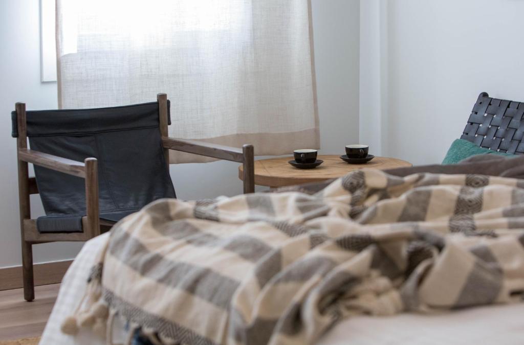 Postel nebo postele na pokoji v ubytování Amymone Suites