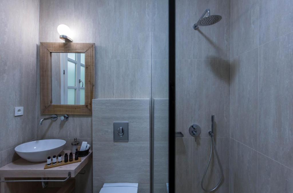Koupelna v ubytování Amymone Suites