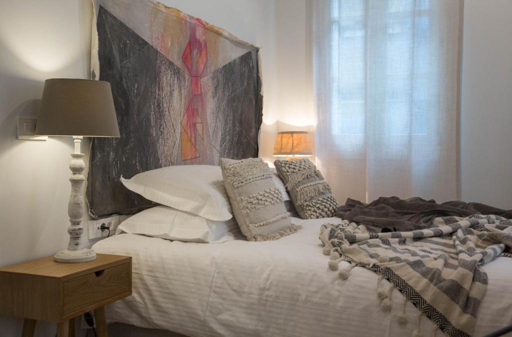 Postel nebo postele na pokoji v ubytování Amymone Suites