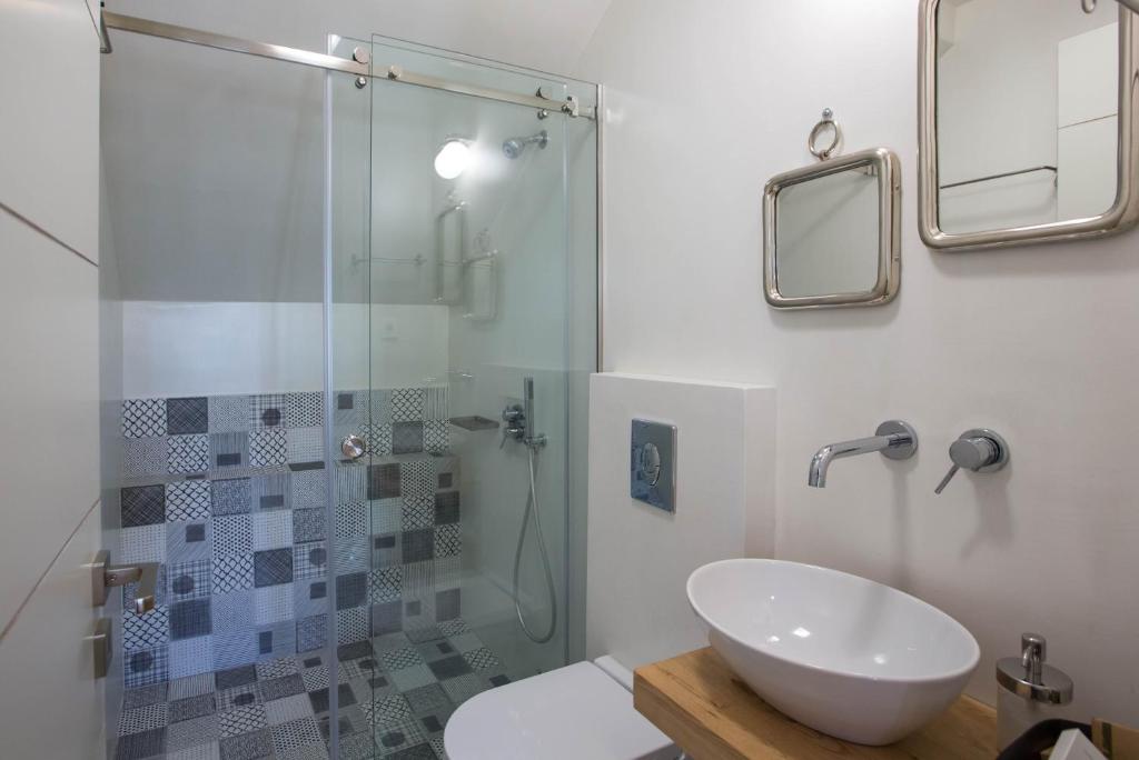 Koupelna v ubytování Amymone Suites