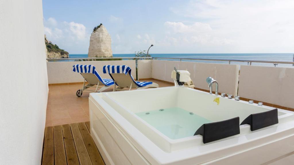 d'une baignoire sur le balcon donnant sur l'océan. dans l'établissement Hotel Scialara, à Vieste