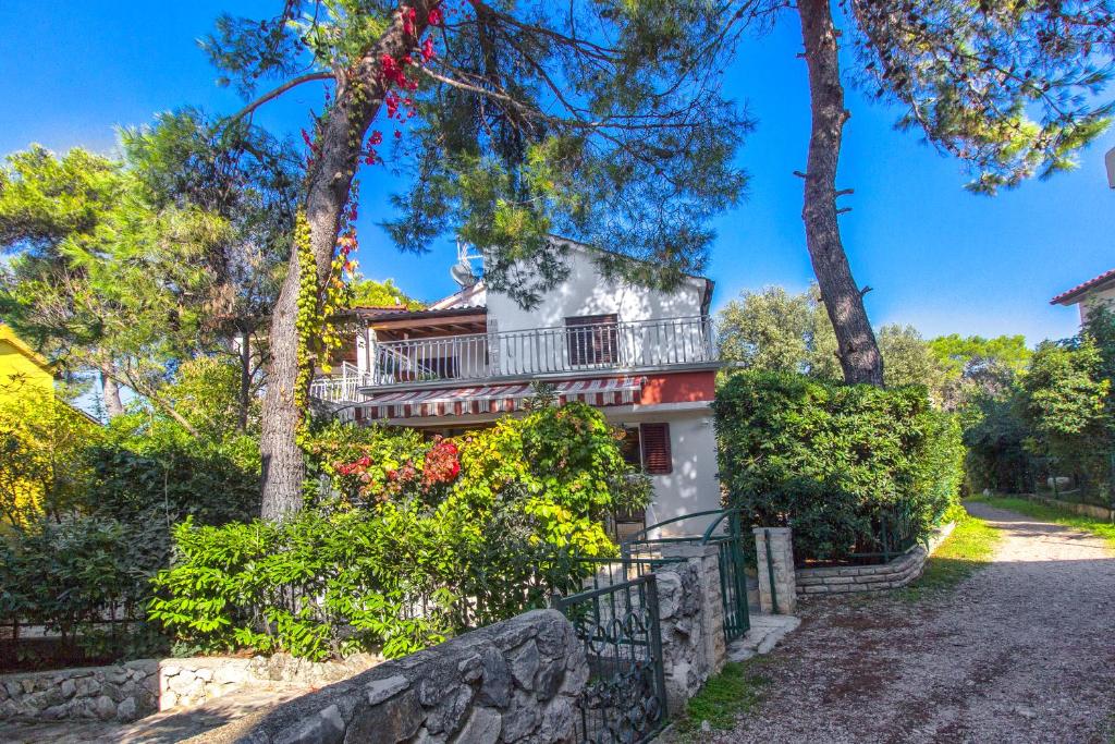 Casa blanca con balcón y árboles en Apartment Jadrija en Šibenik
