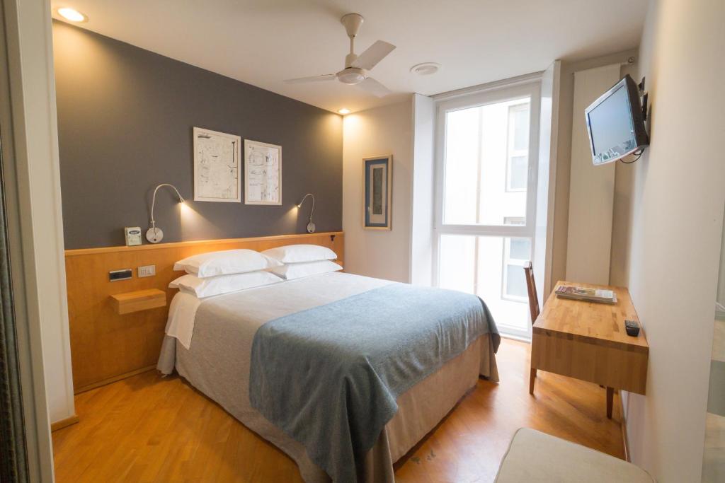 Habitación de hotel con cama y TV en Hotel Zarampallo, en Ourense