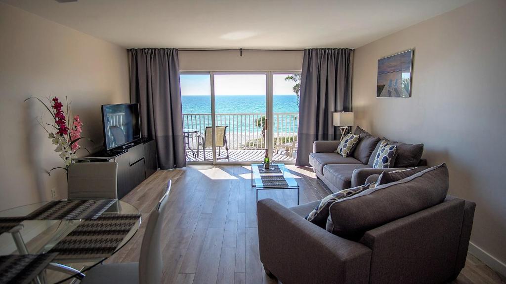 - un salon avec vue sur l'océan dans l'établissement Gulf and beach view apartment 403, à Longboat Key