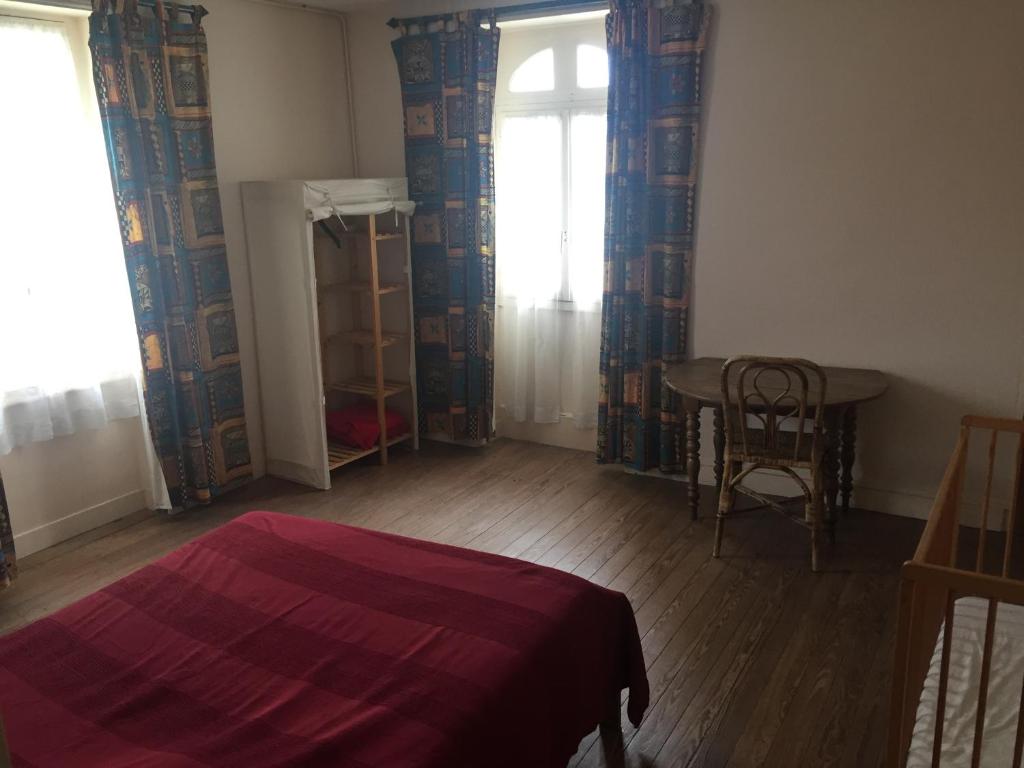 Ένα ή περισσότερα κρεβάτια σε δωμάτιο στο Gîte de la Tour