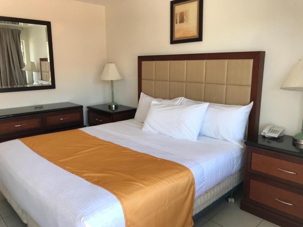 Postel nebo postele na pokoji v ubytování Hotel Guillen Jr