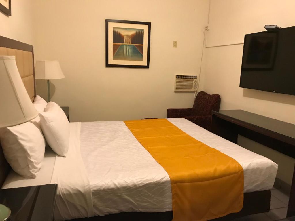 Postel nebo postele na pokoji v ubytování Hotel Guillen Jr