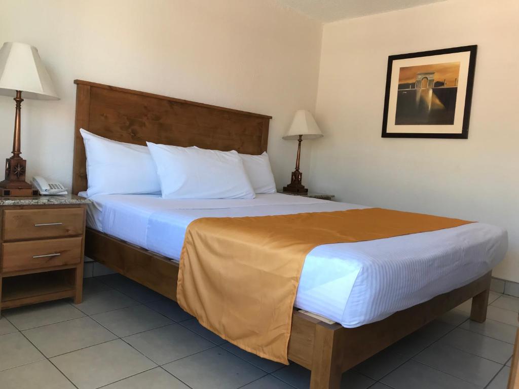 Postel nebo postele na pokoji v ubytování Hotel Guillen Jr