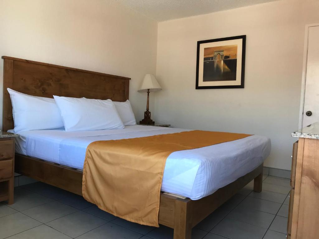 Postel nebo postele na pokoji v ubytování Hotel Guillen Jr