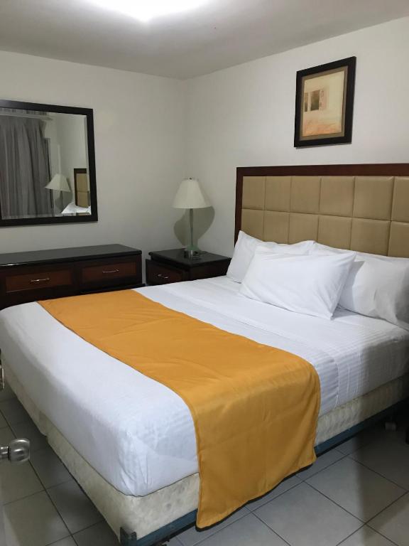 Postel nebo postele na pokoji v ubytování Hotel Guillen Jr