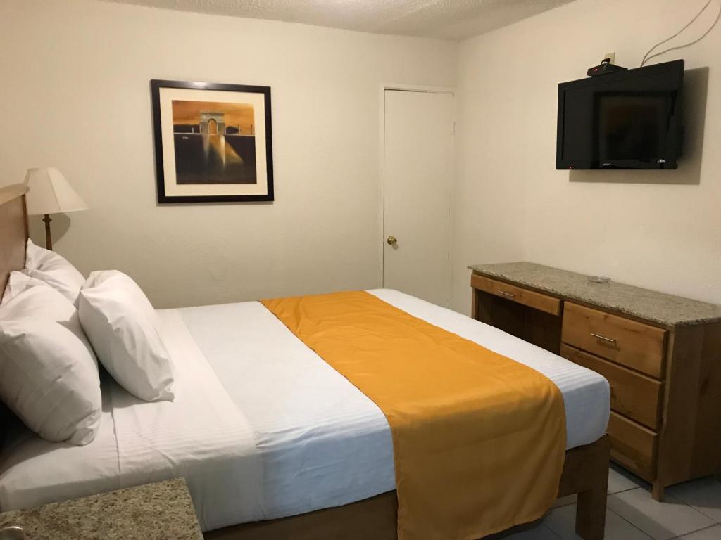 Postel nebo postele na pokoji v ubytování Hotel Guillen Jr