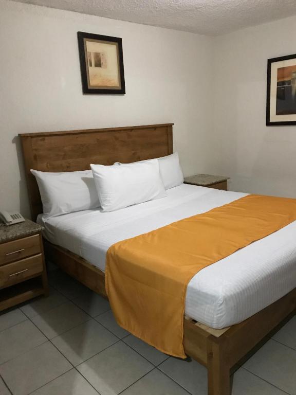 Postel nebo postele na pokoji v ubytování Hotel Guillen Jr
