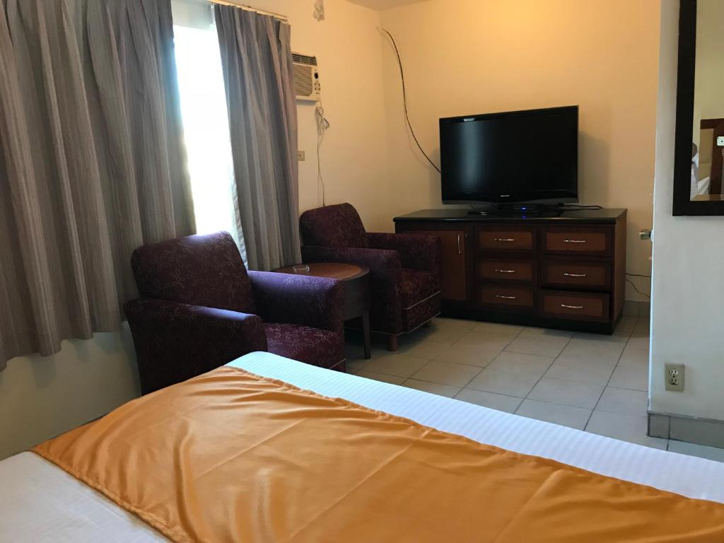 TV a/nebo společenská místnost v ubytování Hotel Guillen Jr