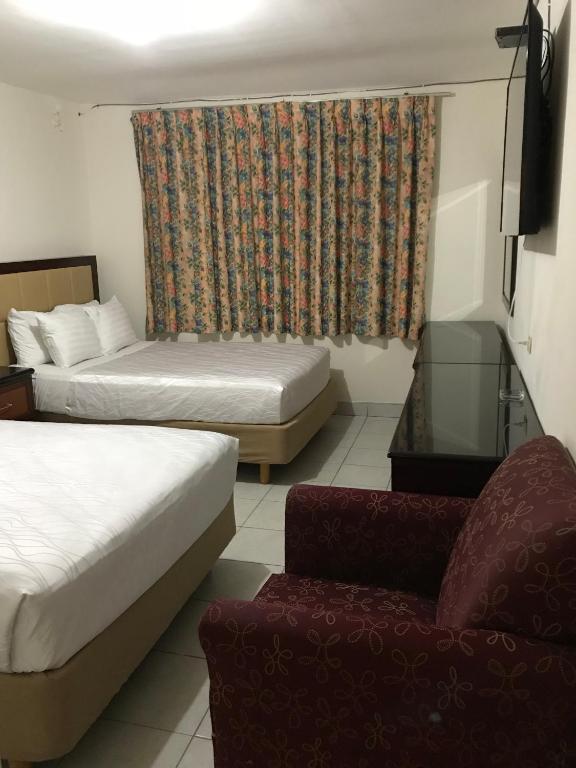 Postel nebo postele na pokoji v ubytování Hotel Guillen Jr