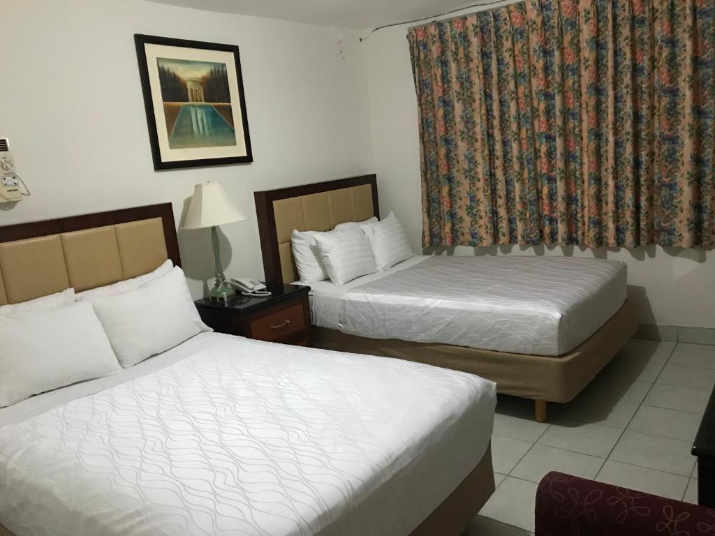 Postel nebo postele na pokoji v ubytování Hotel Guillen Jr