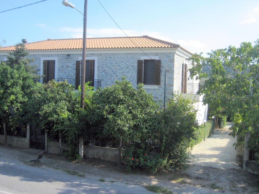 Traditional stone house with beautiful garden - 带花园的别墅