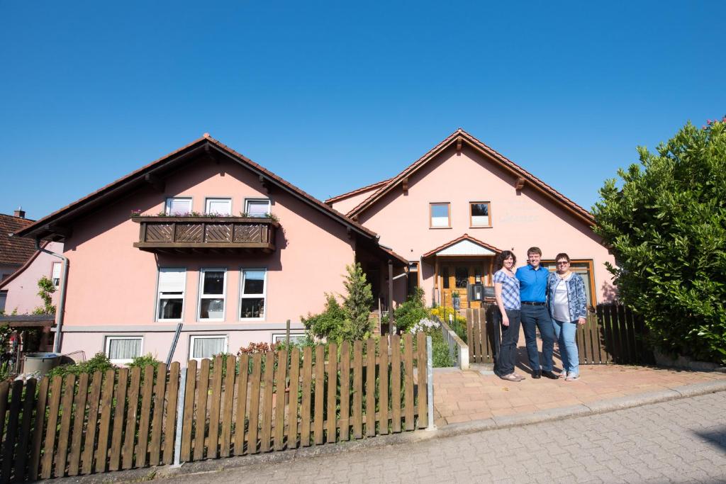 grupa ludzi stojących przed domem w obiekcie Weingut und Gästehaus Wetzler w mieście Vendersheim