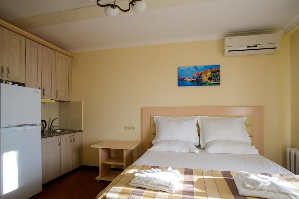 Postel nebo postele na pokoji v ubytování ApartHotel on Klinichna st. (1st entrance)