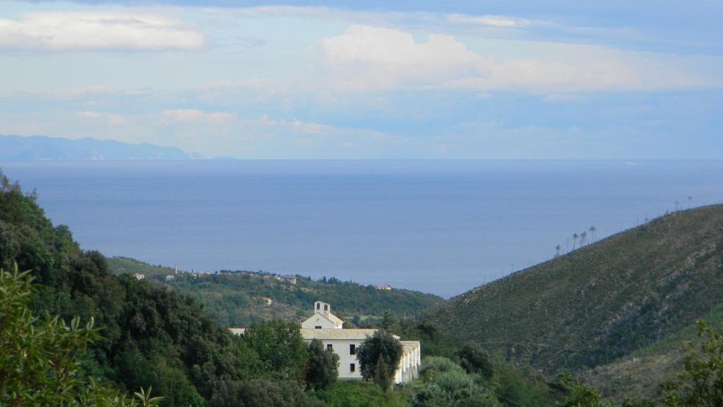 ヴァラッツェにあるVarazze Sea-Mountainの水辺の丘の側の家
