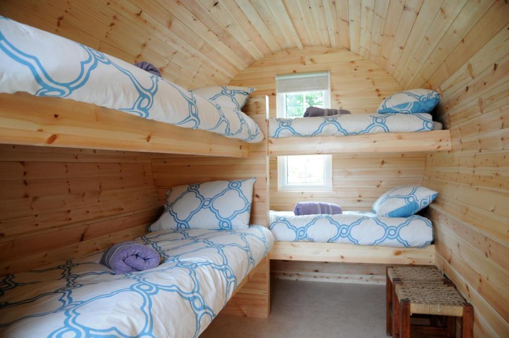 Letto o letti in una camera di Coach Field Camp