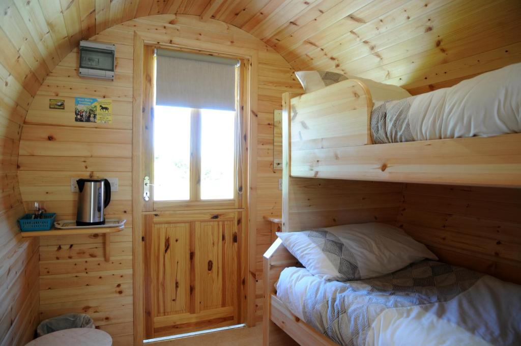 Letto o letti in una camera di Coach Field Camp
