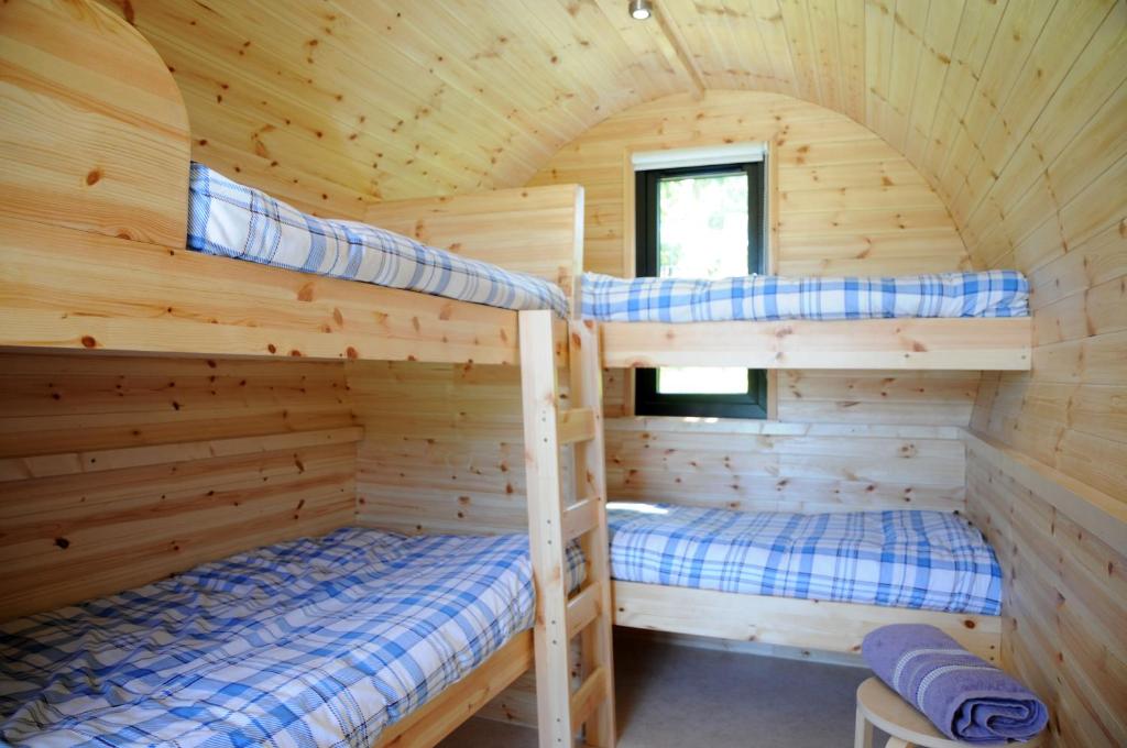 Letto o letti in una camera di Coach Field Camp