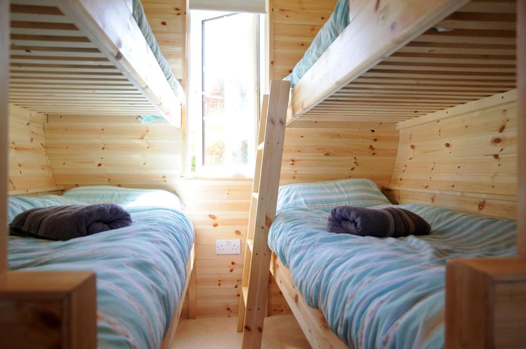 Letto o letti in una camera di Coach Field Camp