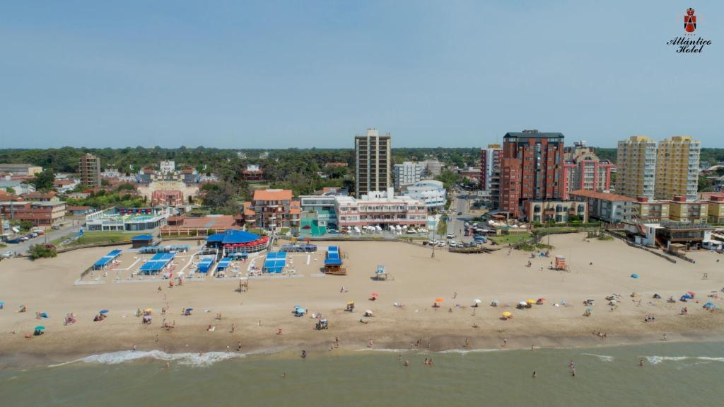 una vista aérea de una playa con gente en el Hotel Atlantico de Villa Gesell