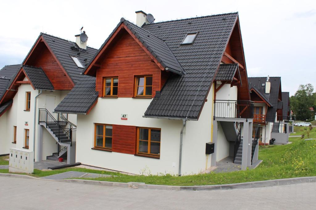 カルパチにあるApartament Skoro Świt pod Śnieżkąの黒屋根の家並み