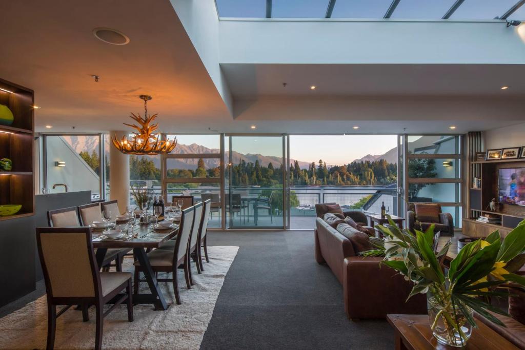 A restaurant or other place to eat at Shotover Penthouse & Spa by Staysouth