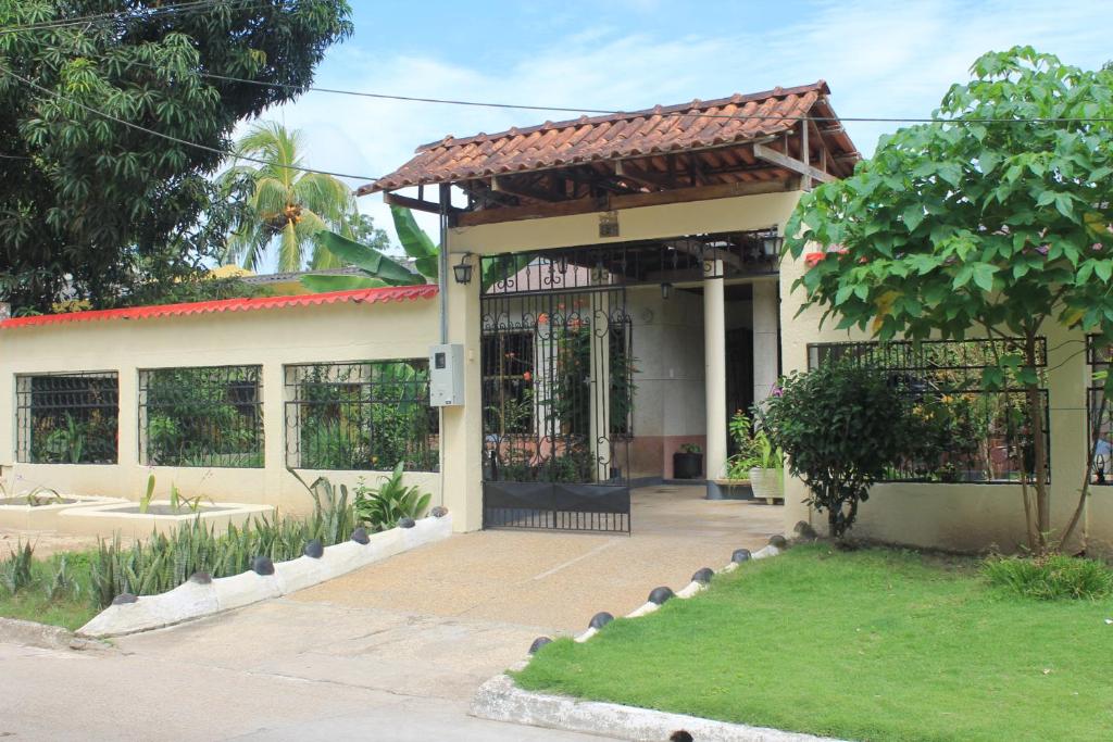 a building with a gate and a roof at Casa Nora & Alejo in Leticia