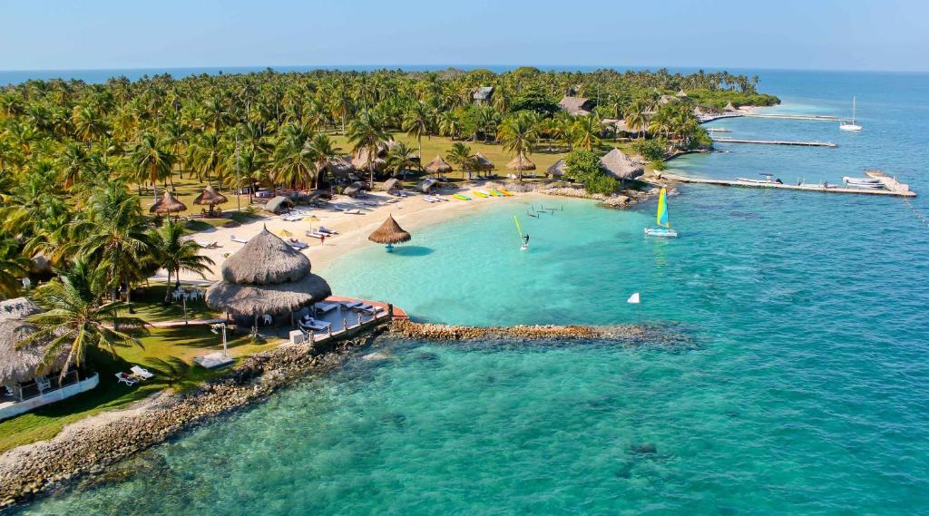 una vista aerea di una spiaggia con palme di Hotel Punta Faro a Isla Múcura