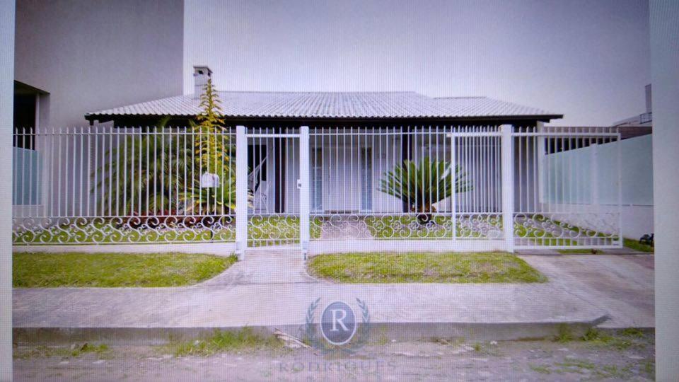 une clôture blanche devant un bâtiment dans l'établissement Casa com piscina Praia dos Molhes, à Torres