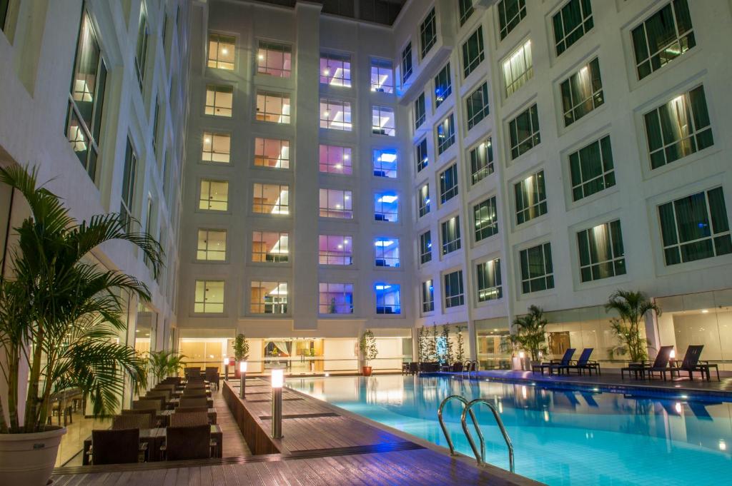 Bazén v ubytování Pan Borneo Hotel Kota Kinabalu nebo v jeho okolí