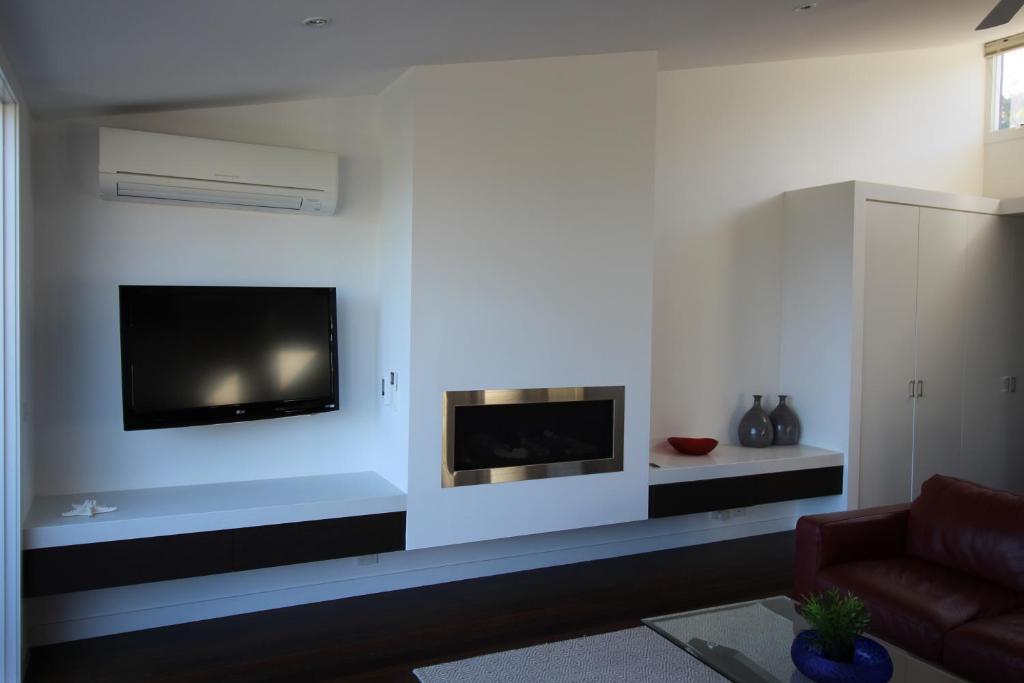 洛恩的住宿－洛恩海景公寓，客厅设有壁挂式平面电视。