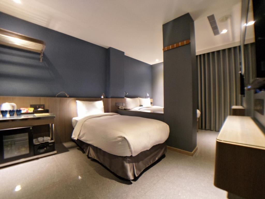 Een bed of bedden in een kamer bij Beauty Hotels Taipei - B7 Journey