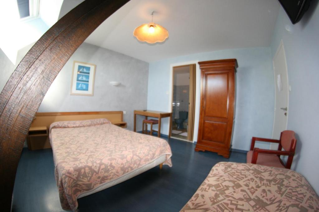 Ένα ή περισσότερα κρεβάτια σε δωμάτιο στο Hôtel Saint-Marc