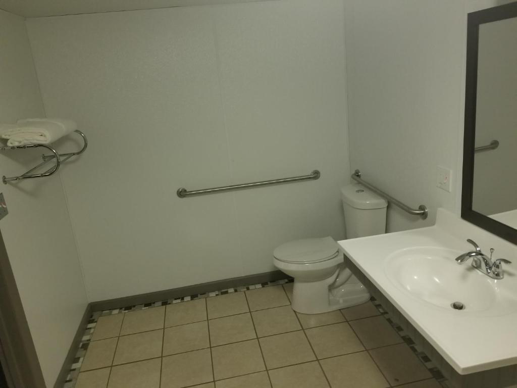 Blue Sky Inn- Veteran Owned, New Breakfast Area, Rennovated Rooms, 5 plus acres for you and your pet to roam, NEW Fire Pit - 