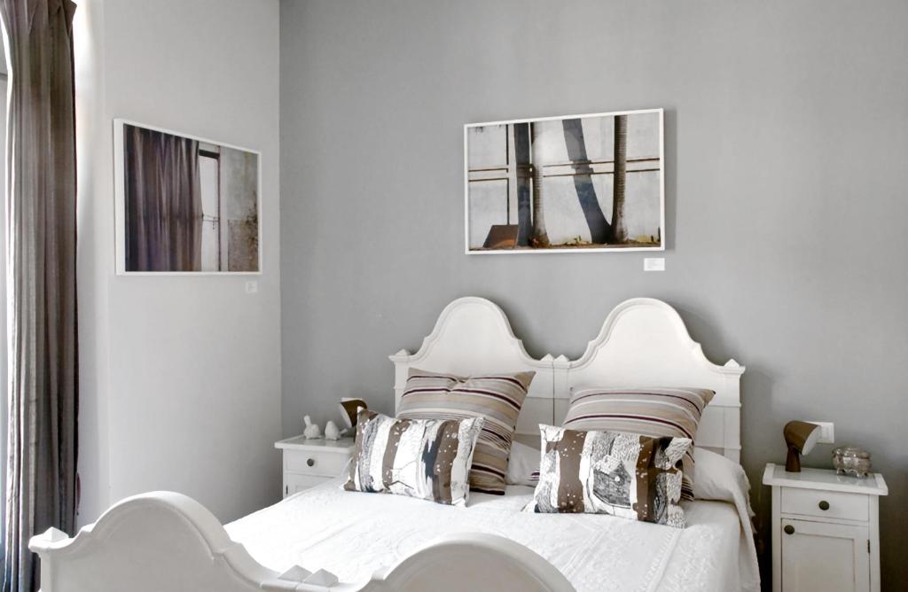 - une chambre blanche avec un lit blanc et des oreillers dans l'établissement Rosso Segnale Milano, à Milan