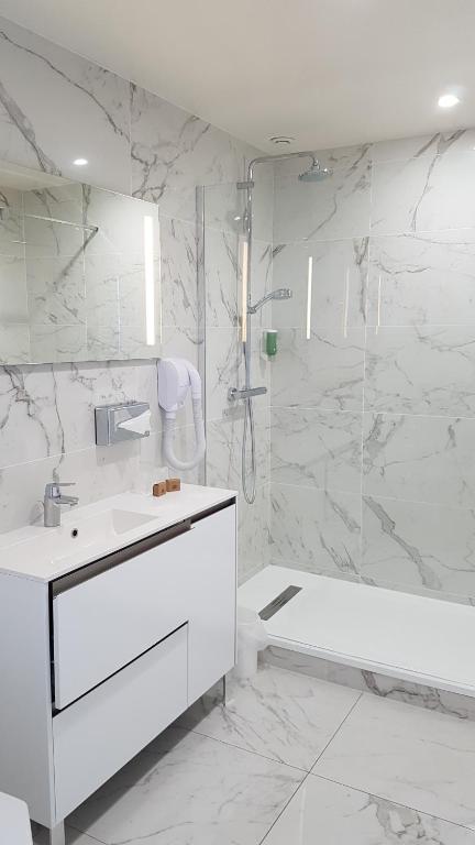 Koupelna v ubytování Hotel Le Cercle
