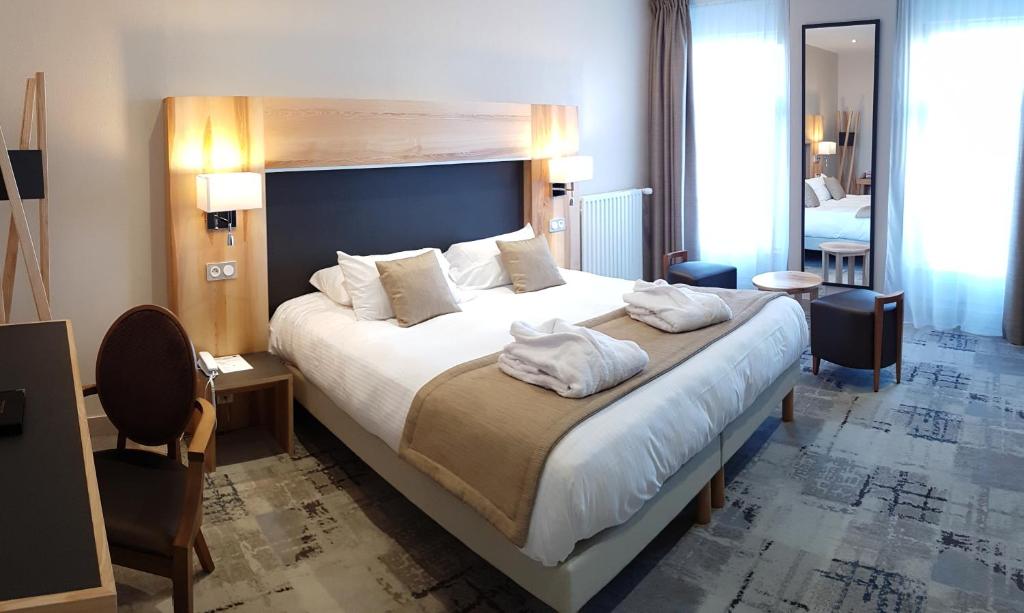 Postel nebo postele na pokoji v ubytování Hotel Le Cercle