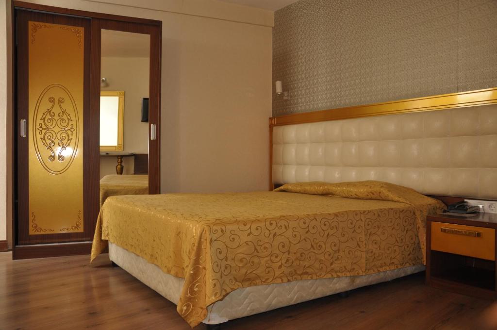 Postel nebo postele na pokoji v ubytování Kayalar Hotel