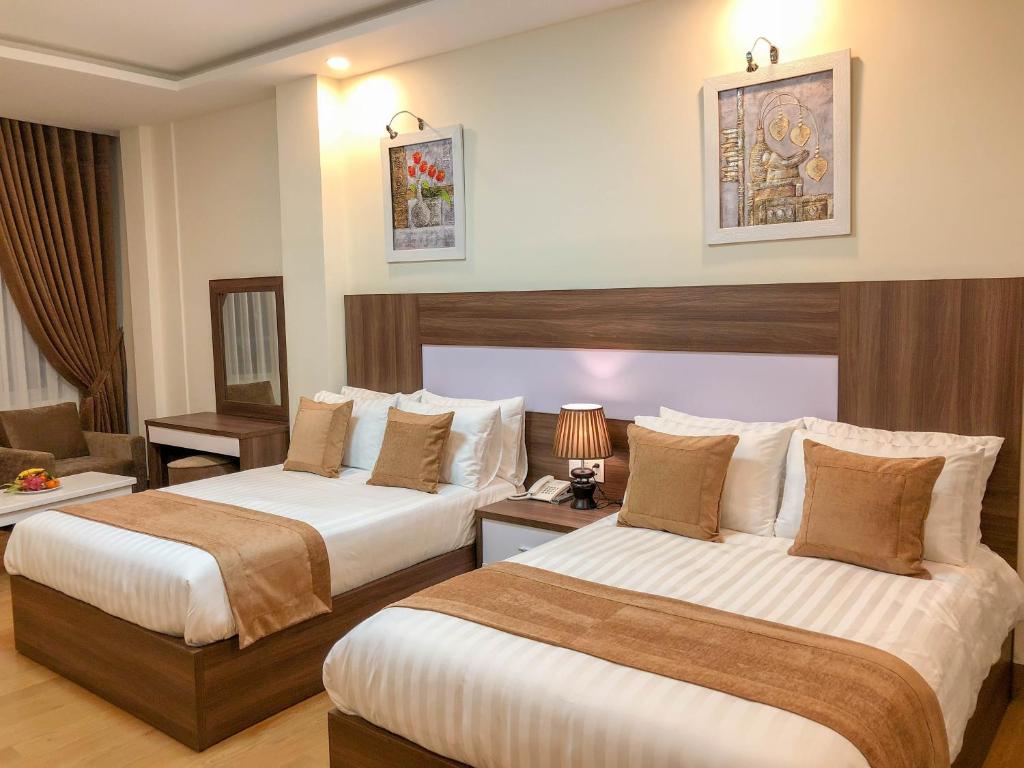 Giường trong phòng chung tại Hana Dalat Hotel