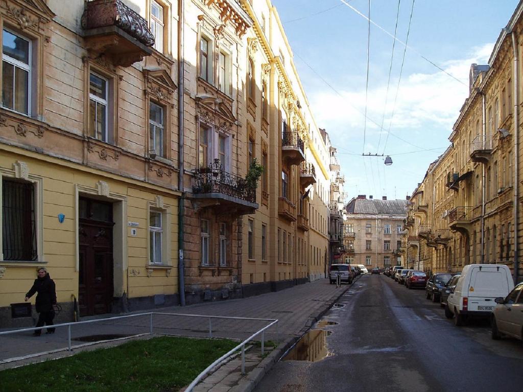 リヴィウにあるКвартира вул Кониського 5 - на 6 осіб в центрі Медінститут поручの建物のある街路を歩く女