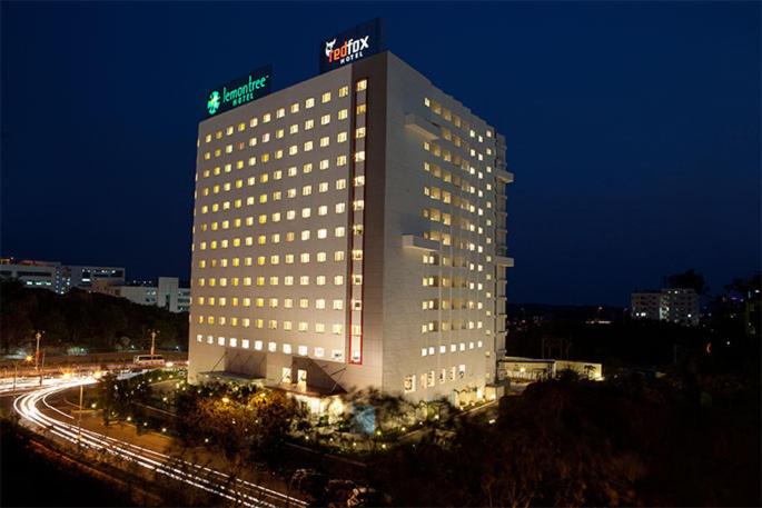 um edifício iluminado com um sinal em cima em Red Fox Hotel, Hitech city, Hyderabad em Hyderabad