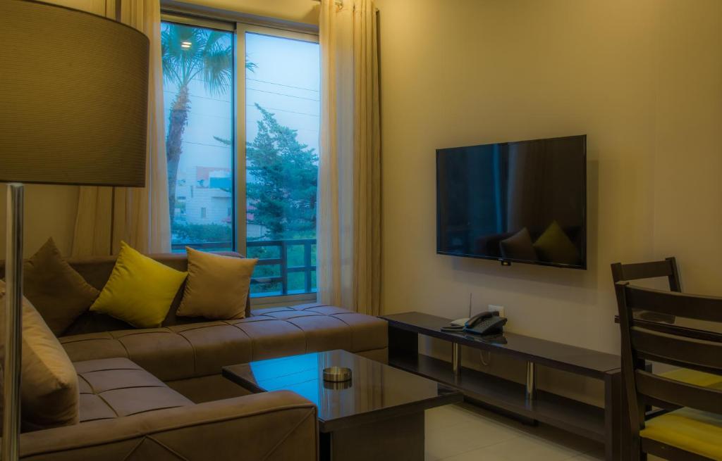 TV a/nebo společenská místnost v ubytování Shams Alweibdeh Hotel Apartments