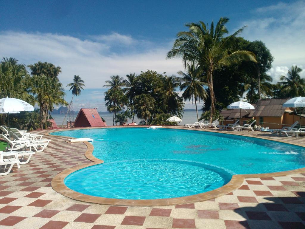 Bazén v ubytování Koh Mook Resort nebo v jeho okolí