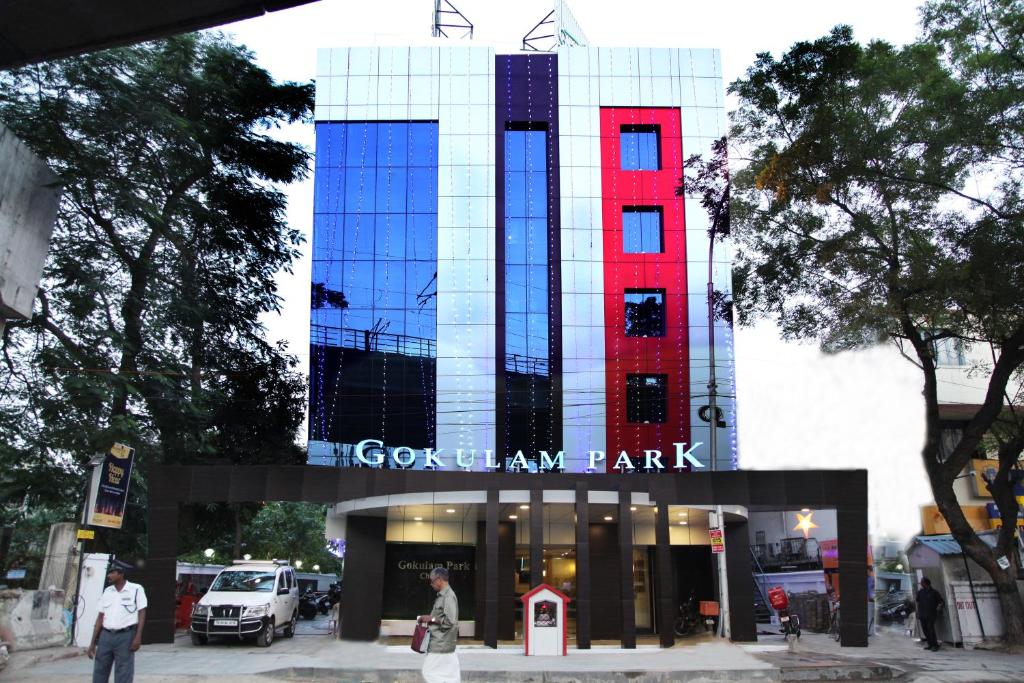 チェンナイにあるHotel Gokulam Parkの正面に看板がある建物