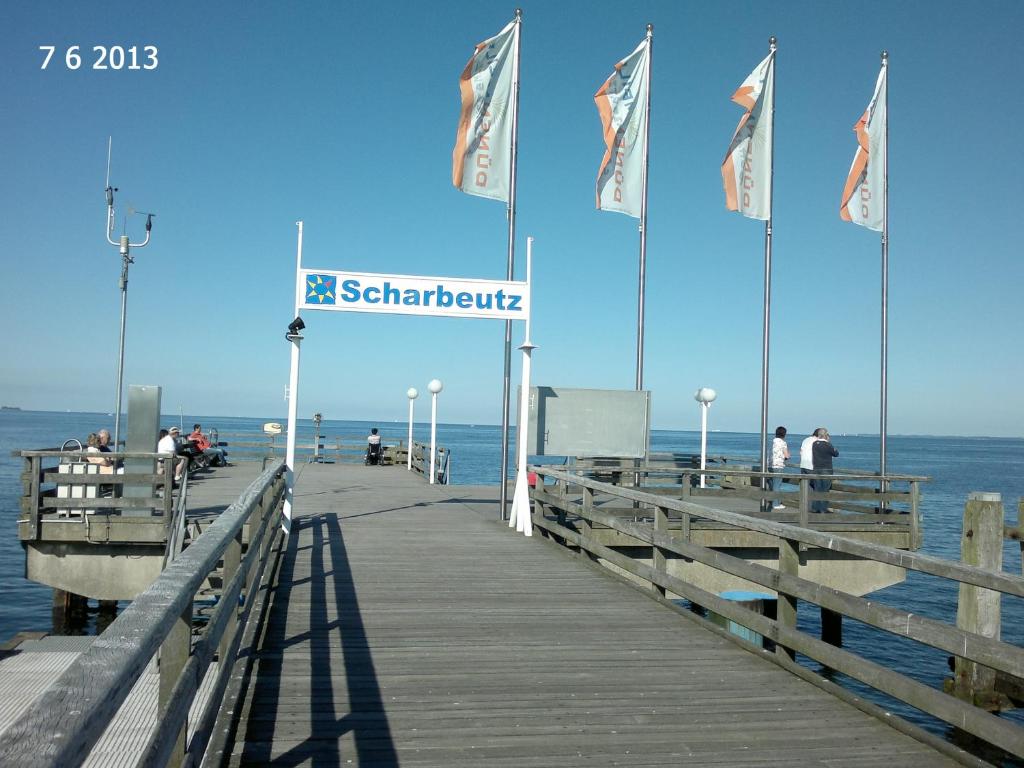 シャルボイツにあるDachgeschoßwohnungの旗の桟橋